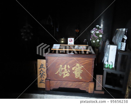 四國最北的發電站，武井觀音岬，武井觀音岬，武井觀音寺後方岩洞內的寺廟 95656238