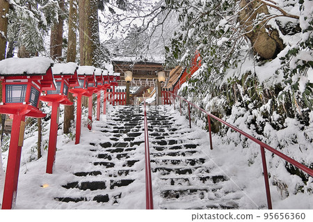 貴船神社正殿,白雪映襯著紅燈籠,通往奧宮的石階 貴船神社正殿,白雪映襯著紅燈籠,通往奧宮的石階 95656360