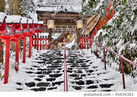 貴船神社正殿,白雪映襯著紅燈籠,通往奧宮的石階 貴船神社正殿,白雪映襯著紅燈籠,通往奧宮的石階 95656361