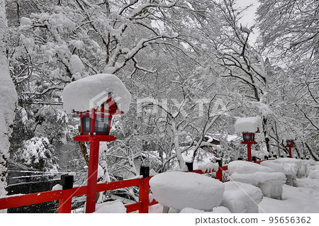 朱紅色的燈籠上積著厚厚的白雪~貴船神社本社轄區 朱紅色的燈籠上積著厚厚的白雪~貴船神社本社轄區 95656362