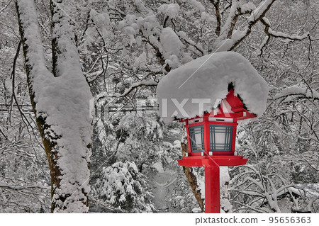 朱紅色的燈籠在雪和樹的黑白世界中閃耀〜貴船神社本社轄區 朱紅色的燈籠在雪和樹的黑白世界中閃耀〜貴船神社本社轄區 95656363