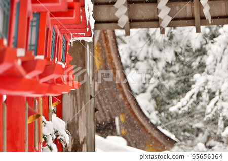貴船神社主神社境內的一排燈籠上飄著雪 貴船神社主神社境內的一排燈籠上飄著雪 95656364