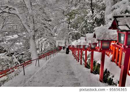 雪中望著貴船神社本宮滑溜溜的燈籠樓梯 雪中望著貴船神社本宮滑溜溜的燈籠樓梯 95656365
