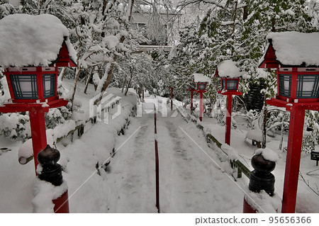 在雪中的貴船神社本宮內 - 朱紅色在單色世界中閃耀 在雪中的貴船神社本宮內 - 朱紅色在單色世界中閃耀 95656366