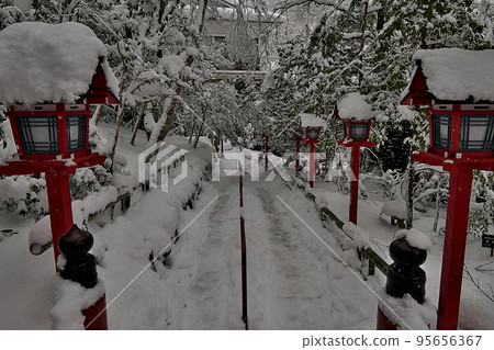 在雪中的貴船神社本宮內 - 朱紅色在單色世界中閃耀 在雪中的貴船神社本宮內 - 朱紅色在單色世界中閃耀 95656367