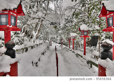 在雪中的貴船神社本宮內 - 朱紅色在單色世界中閃耀 95656368