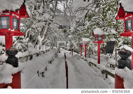 在雪中的貴船神社本宮內 - 朱紅色在單色世界中閃耀 在雪中的貴船神社本宮內 - 朱紅色在單色世界中閃耀 95656369