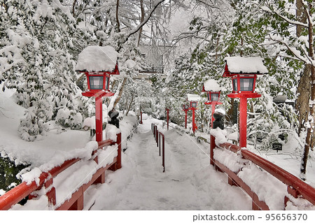 在雪中的貴船神社本宮內 - 朱紅色在單色世界中閃耀 在雪中的貴船神社本宮內 - 朱紅色在單色世界中閃耀 95656370