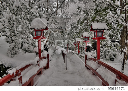 在雪中的貴船神社本宮內 - 朱紅色在單色世界中閃耀 在雪中的貴船神社本宮內 - 朱紅色在單色世界中閃耀 95656371