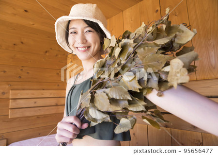 Sauna girls who enter the sauna and use Vihta 95656477