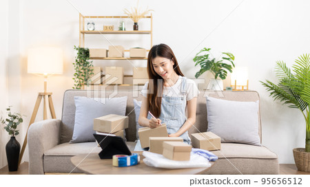 Online selling business, Small business owners are checking inventory in order to prepare them for proper delivery to customers, Online shopping SME entrepreneur, Delivery of goods to consumers. Online selling business, Small business owners are checking inventory in order to prepare them for proper delivery to customers, Online shopping SME entrepreneur, Delivery of goods to consumers. 95656512