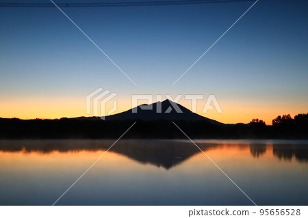 日出前的筑波山 95656528