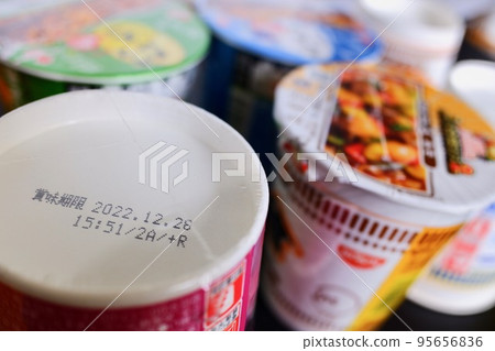 Cup noodles with expiry date printed Cup noodles with expiry date printed 95656836