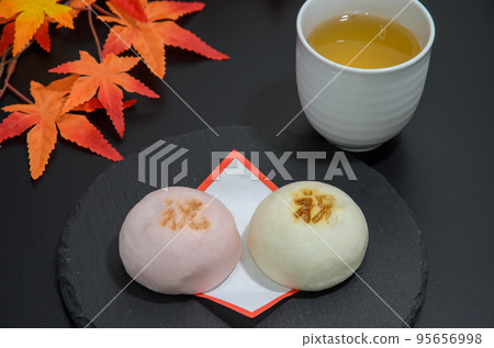 慶祝的紅白饅頭 95656998