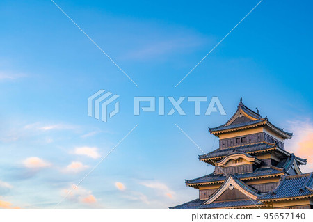 [Winter material] Matsumoto Castle dyed in the sunset [Nagano Prefecture] 95657140