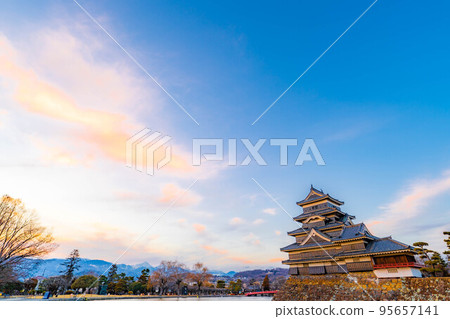 [Winter material] Matsumoto Castle dyed in the sunset [Nagano Prefecture] 95657141