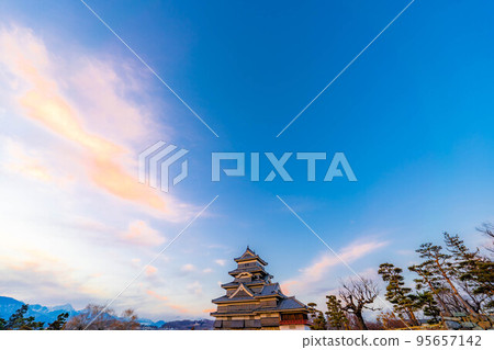 [冬季素材]夕陽下染成的松本城[長野縣] 95657142