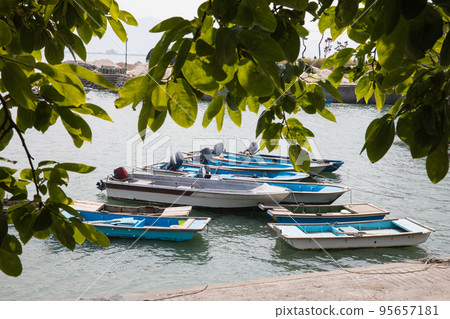 在海灘上等待出發的漁船(渡輪) 在海灘上等待出發的漁船(渡輪) 95657181