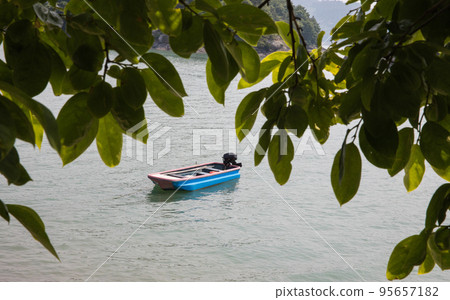 在海灘上等待出發的漁船(渡輪) 在海灘上等待出發的漁船(渡輪) 95657182