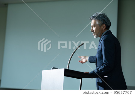 舞台上的灰髮男人 95657767