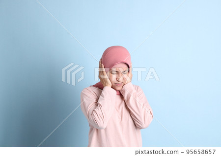 Woman with Hijab 95658657
