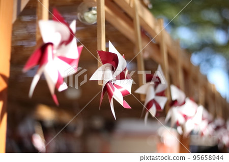 神社風車 95658944