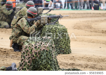 Ground Self-Defense Force ordinary course personnel exhibiting shooting training 95659905