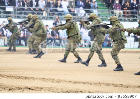 Ground Self-Defense Force ordinary course personnel exhibiting shooting training 95659907