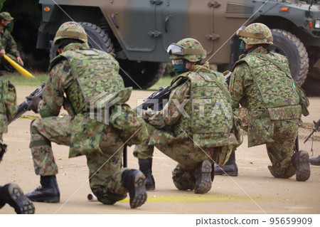 陸上自衛隊普通班學員在訓練展中等候 95659909