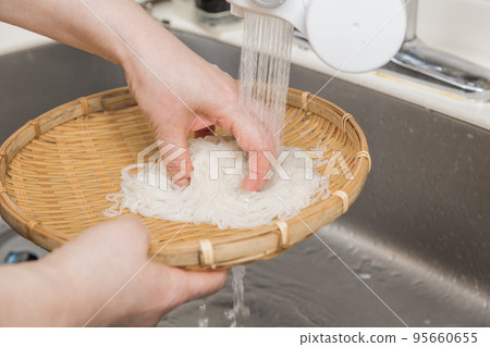 [Middle housewife cools boiled somen noodles with running water] 95660655