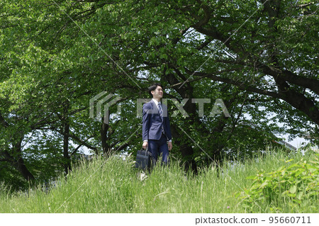 走在外面的商人 95660711