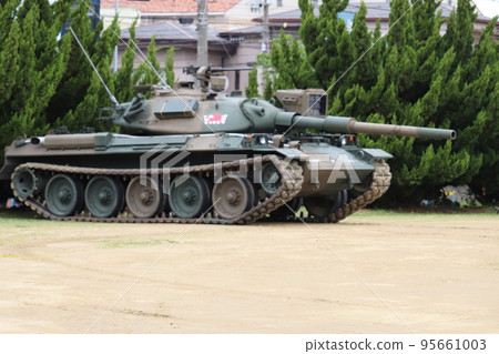 地面自衛隊的 74 型坦克在展示中進行訓練 地面自衛隊的 74 型坦克在展示中進行訓練 95661003