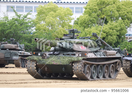 地面自衛隊的 74 型坦克在 Senzo 營地的訓練展示中 95661006