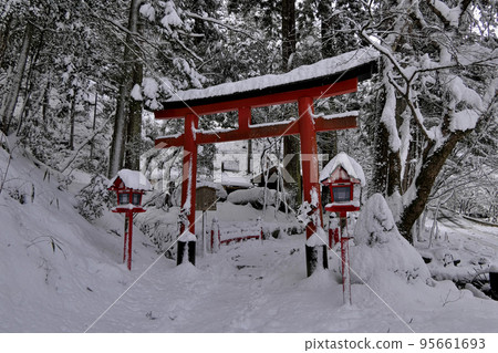 Scenery of snowy torii gates - Kifune Shrine Okumiya approach Scenery of snowy torii gates - Kifune Shrine Okumiya approach 95661693