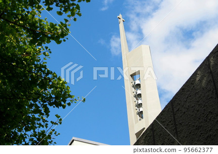 東京大教堂聖瑪麗大教堂，教堂鐘樓和藍天[東京都文京區] 95662377