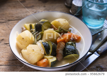 Pot-au-feu 95662679