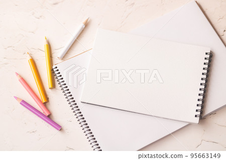 柔和的彩色鉛筆和素描本大大小小的空白紙 95663149