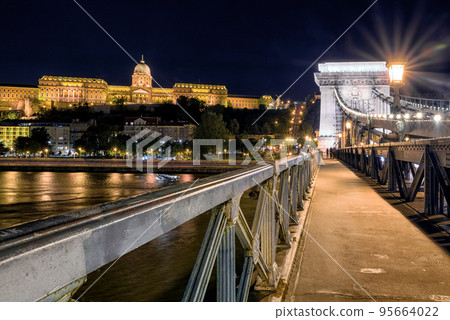 Chain bridge and Buda castle at night in Budapest 95664022
