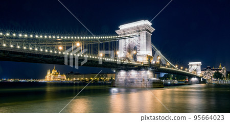 Chain brdige and Hungarian parliament building at night in Budapest 95664023