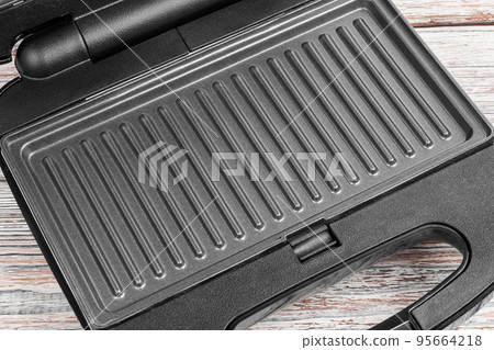 Electric grill. The surface of the electric grill. Non-stick coating. Electric grill. The surface of the electric grill. Non-stick coating. 95664218