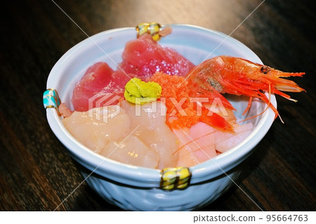北海道特產“海鮮丼” 95664763