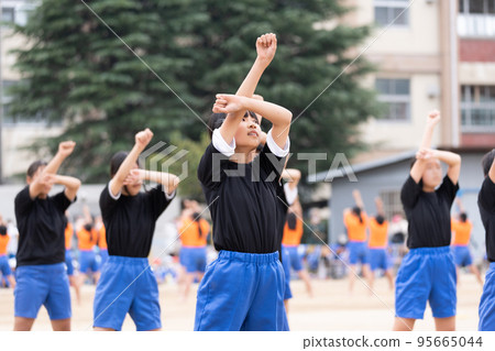 Elementary school students dancing Soran Bushi at an athletic meet 95665044