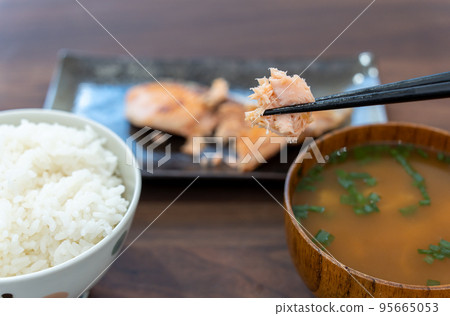 Salmon, rice and miso soup for breakfast 95665053