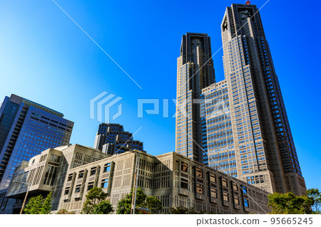 西新宿、東京都廳第 1 號大樓和東京都議會大廈的街景 95665245