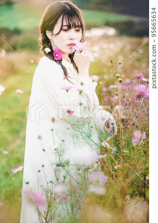 晚上站在宇宙場的女人 95665634