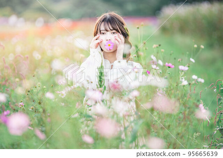 晚上站在宇宙場的女人 95665639