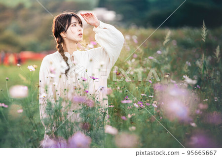 晚上站在宇宙場的女人 晚上站在宇宙場的女人 95665667