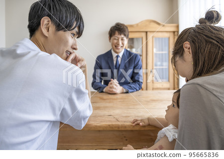 A couple confirming the apartment Living room 95665836