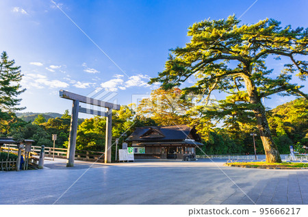 伊勢神宮內社宇治橋鳥居被晨光照亮 伊勢神宮內社宇治橋鳥居被晨光照亮 95666217