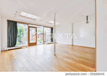 Plastic window and radiator on white wall in empty light room at home 95666640